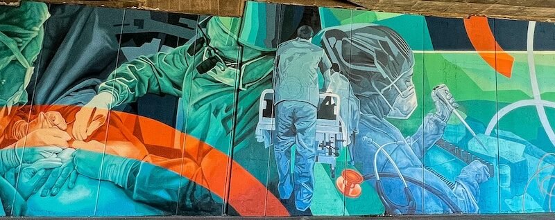 El Ayuntamiento de La Laguna rinde homenaje al personal del HUC con un mural emotivo.