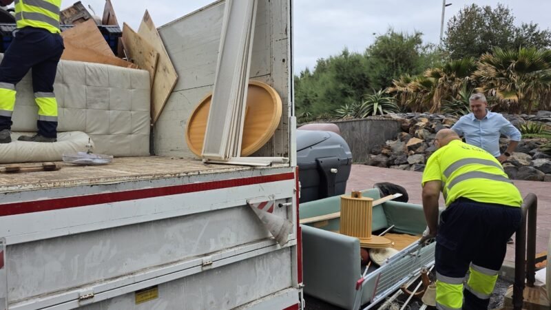 El Ayuntamiento refuerza limpieza de la costa en Punta del Hidalgo