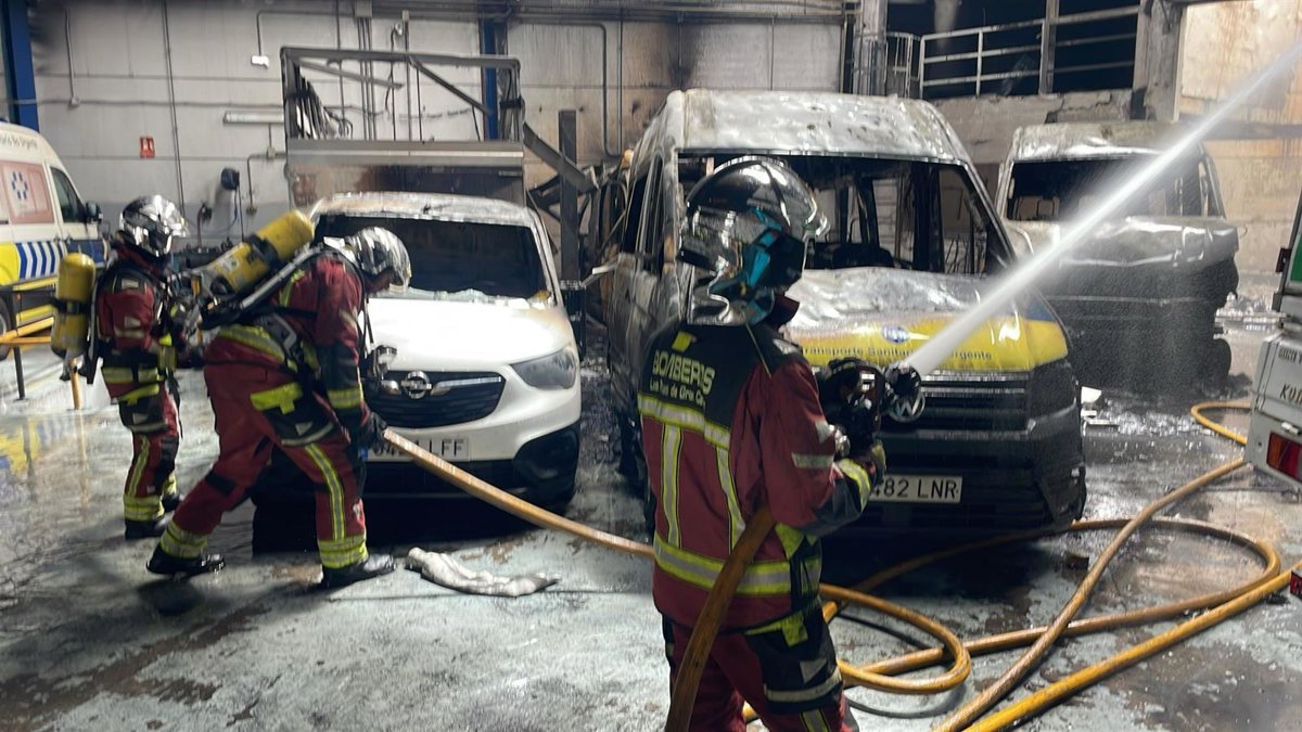 Incendio en taller de Las Palmas de Gran Canaria deja 4 afectados leves y 8 vehículos calcinados