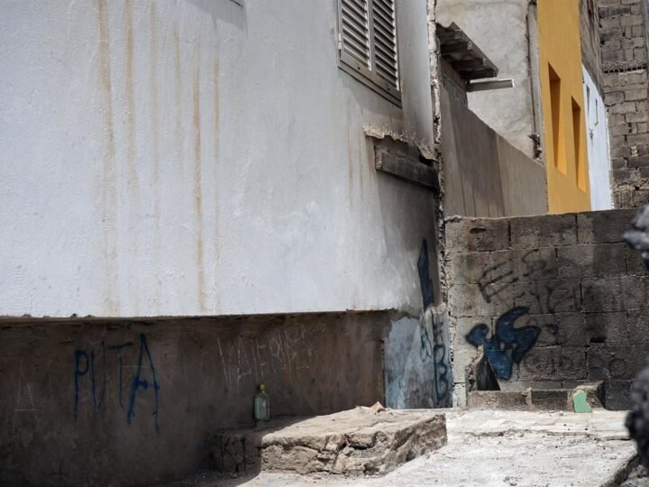 Ingreso en prisión para joven detenido por quemaduras de menor en La Isleta, Las Palmas de Gran Canaria.