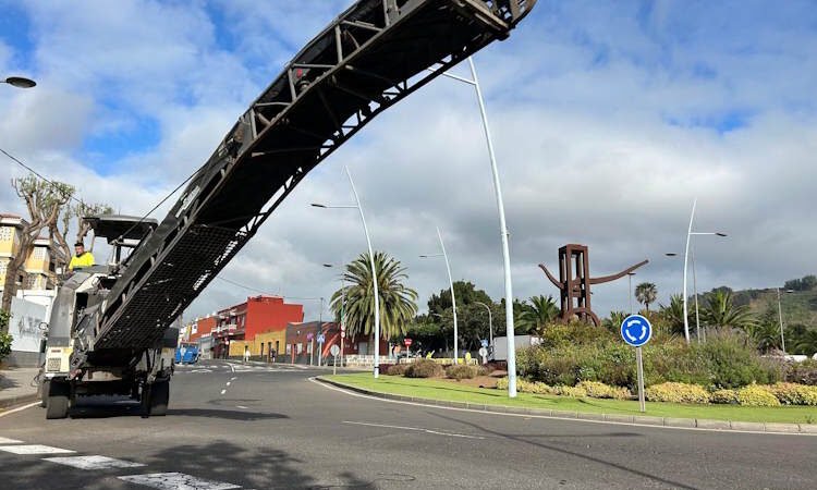 Inician trabajos de reasfaltado en la rotonda de San Benito