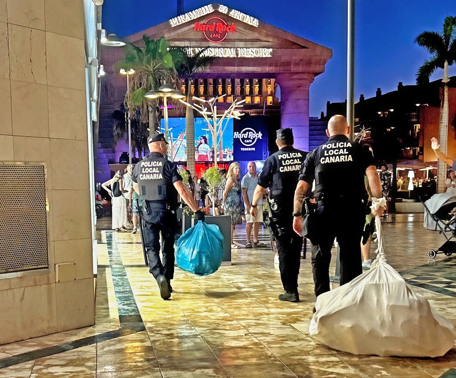 La Policía Local de Arona intensifica el control sobre la venta ambulante ilegal y regula el uso de patinetes eléctricos en zonas turísticas.
Se han llevado a cabo inspecciones en zonas turísticas con 215 actas por venta ambulante ilegal y una reducción en el número de patinetes eléctricos mal estacionados.
La Policía Local de Arona ha reforzado las acciones para mejorar la seguridad y el uso del espacio público en las zonas turísticas. Se han intensificado los controles sobre la venta ambulante no autorizada y la regulación de los patinetes eléctricos, que han generado conflictos en la convivencia urbana.
En cuanto a la venta ambulante ilegal, se han levantado 215 actas en 2025, en comparación con las 126 del año anterior. Se han realizado operaciones para destruir material incautado y evitar la reincidencia. El objetivo es reducir la presencia de vendedores no autorizados, proteger al comercio formal y prevenir alteraciones del orden público.
En cuanto a los patinetes eléctricos, se han retirado 373 unidades en lo que va de año, en comparación con las 5.259 del año pasado. Se busca garantizar la seguridad de peatones y usuarios, así como mejorar la convivencia en espacios compartidos.
Las acciones se centran en paseos marítimos, playas y zonas comerciales de Las Américas, Los Cristianos y Las Galletas. Se busca cumplir la normativa sobre VMP, reducir su uso indebido en zonas peatonales y mejorar la señalización en coordinación con los sectores implicados. Se necesita una acción conjunta para lograr los objetivos propuestos en relación con los Vehículos de Movilidad Personal (VMP). Es necesario estudiar la normativa de los vehículos tándem exclusivos para personas con discapacidad, ya que podrían no ser considerados como VMP y estar sujetos a sanciones para las empresas que promuevan su uso. Asimismo, se debe actualizar la señalización y mantener una coordinación constante con el departamento de Actividades del municipio.