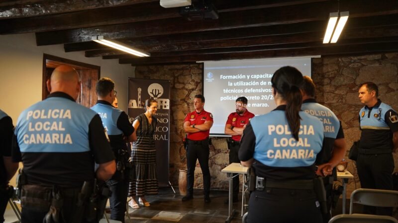 La Policía Local de Arona se capacita en medios técnicos y defensivos para intervenciones seguras y legales

El Ayuntamiento de Arona continúa su compromiso con la formación constante de la Policía Local para garantizar intervenciones seguras y ajustadas a la legalidad.

En este sentido, la Policía Local de Arona ha reforzado su formación en el uso de medios técnicos y defensivos, siguiendo las directrices del Gobierno de Canarias y el compromiso municipal con la seguridad ciudadana. Esta iniciativa forma parte del plan de actualización y profesionalización del cuerpo policial, con el fin de asegurar intervenciones efectivas, seguras y en concordancia con los principios legales y de proporcionalidad.

La formación, dirigida a agentes en activo, abarca contenidos teórico-prácticos sobre dispositivos de protección, técnicas de reducción y contención, y el manejo de herramientas no letales. Las sesiones son impartidas por instructores especializados en un entorno controlado que permite simular situaciones reales, fortaleciendo la toma de decisiones en escenarios de riesgo.

Además, el programa incluye formación ética y jurídica para fomentar el respeto a los derechos fundamentales y a la integridad física y moral de todas las personas.