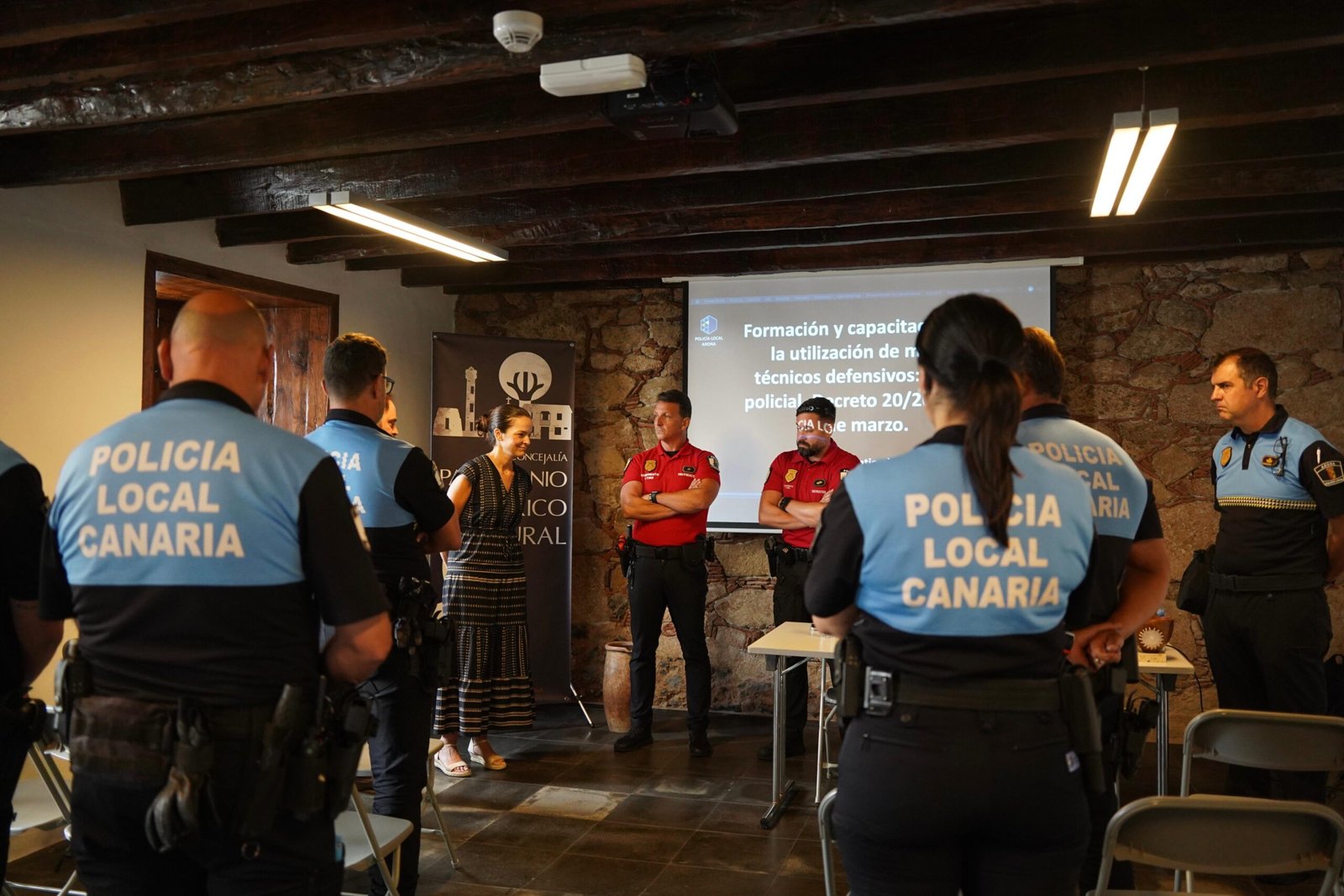 La Policía Local de Arona se capacita en medios técnicos y defensivos para intervenciones seguras y legales
El Ayuntamiento de Arona continúa su compromiso con la formación constante de la Policía Local para garantizar intervenciones seguras y ajustadas a la legalidad.
En este sentido, la Policía Local de Arona ha reforzado su formación en el uso de medios técnicos y defensivos, siguiendo las directrices del Gobierno de Canarias y el compromiso municipal con la seguridad ciudadana. Esta iniciativa forma parte del plan de actualización y profesionalización del cuerpo policial, con el fin de asegurar intervenciones efectivas, seguras y en concordancia con los principios legales y de proporcionalidad.
La formación, dirigida a agentes en activo, abarca contenidos teórico-prácticos sobre dispositivos de protección, técnicas de reducción y contención, y el manejo de herramientas no letales. Las sesiones son impartidas por instructores especializados en un entorno controlado que permite simular situaciones reales, fortaleciendo la toma de decisiones en escenarios de riesgo.
Además, el programa incluye formación ética y jurídica para fomentar el respeto a los derechos fundamentales y a la integridad física y moral de todas las personas.