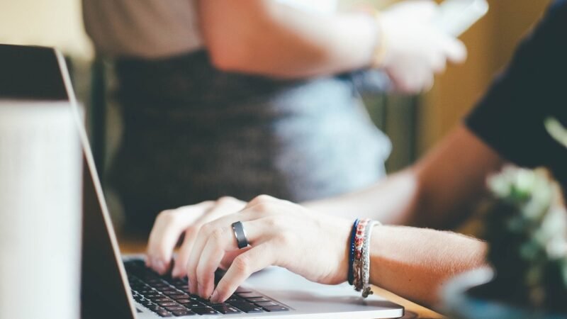 Las microempresas canarias lideran la digitalización frente a la media nacional, según el Informe eCanarias 2025.
