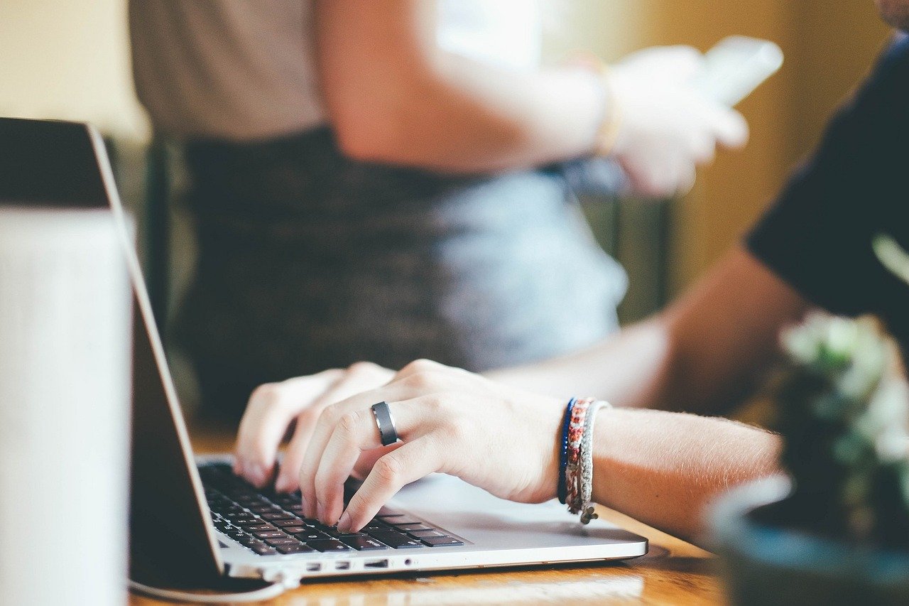 Las microempresas canarias lideran la digitalización frente a la media nacional, según el Informe eCanarias 2025.
