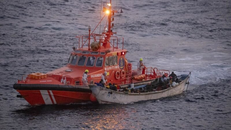 Llega un cayuco con 54 migrantes a El Hierro tras más de un mes.