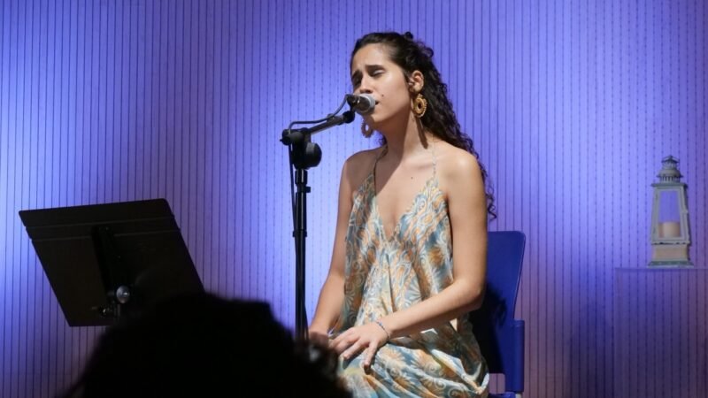 Arona se llena de cultura en agosto con una agenda familiar, infantil y musical

El programa «Un Verano Mágico» y la propuesta de cine infantil «Pequecinema» son los protagonistas de la oferta cultural de este verano en todos los núcleos del municipio.

El Ayuntamiento de Arona, a través del área de Cultura, presenta la agenda cultural del mes de agosto de 2025. Una programación intensa y variada pensada para todos los públicos, con especial atención al público infantil y familiar. La oferta, que abarca tanto los núcleos costeros como los de medianías, tiene como objetivo descentralizar la cultura y acercarla de forma gratuita y accesible a todos los barrios del municipio.

Entre las propuestas más destacadas se encuentra el ciclo «Un Verano Mágico», que llevará espectáculos de magia y entretenimiento familiar a los espacios públicos de Arona. Artistas como Erox Magic, David Borrás, Yasmine, Fidel Galbán y Oliver Van Damme ofrecerán actuaciones en plazas, locales sociales y centros culturales de todos los núcleos. Estas presentaciones comenzarán el lunes 4 de agosto en el Local Social Virgen del Carmen en Guargacho a las 18:00 h y continuarán en diferentes fechas y localizaciones.

Otra de las grandes apuestas del mes es el ciclo «Pequecinema», una actividad para el público infantil que ofrecerá sesiones de cortometrajes en varios puntos del municipio. Estas proyecciones buscan fomentar la creatividad, el ocio compartido en familia y el acceso al audiovisual de forma lúdica y gratuita.

La agenda de agosto se completa con conciertos, talleres, actividades infantiles y animación sociocultural. El ciclo «Conciertos de Sal» ofrecerá actuaciones musicales en Las Galletas los sábados 2, 16 y 20 de agosto, con la participación de artistas como Della Du, Gaby Echevarría y Jonay Mesa. Agenda cultural de Arona para agosto: talleres, manualidades y animación en varios centros. Además, el programa «Arona Ilusiona» llevará actividades infantiles a Las Galletas, Parque La Reina y Cabo Blanco. Disfruta de arte, música y convivencia en todo el municipio.
