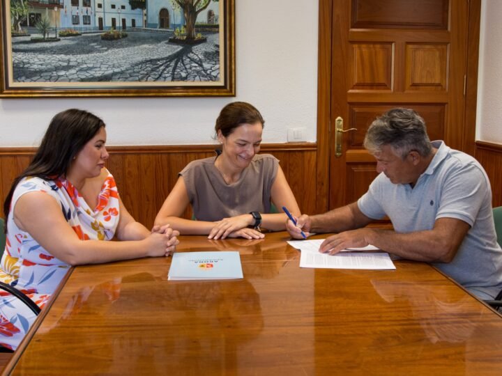 El Ayuntamiento de Arona ha aprobado la concesión de subvenciones para impulsar el sector pesquero artesanal en el municipio. Se han firmado dos convenios de colaboración que suman una inversión total de 42.000 euros.

En la Junta de Gobierno de este martes, se acordó la concesión de subvenciones a la Asociación de Armadores de Pesca Profesional Artesanal, Artes Menores y Atunero Cañero de ámbito nacional ‘San Casiano’ de Las Galletas y la Cofradía de Pescadores Nuestra Señora de las Mercedes de Los Cristianos.

A través del Área de Promoción Económica, Empleo y Sector Primario, se busca fortalecer el sector pesquero artesanal con una inversión destinada a apoyar a las entidades representativas del sector y mejorar la comercialización del pescado fresco local.

El convenio con la Cofradía de Pescadores Nuestra Señora de las Mercedes de Los Cristianos incluye una subvención para mejorar el equipamiento del puesto de primera venta de Los Cristianos.