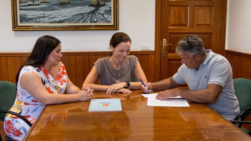 El Ayuntamiento de Arona ha aprobado la concesión de subvenciones para impulsar el sector pesquero artesanal en el municipio. Se han firmado dos convenios de colaboración que suman una inversión total de 42.000 euros.

En la Junta de Gobierno de este martes, se acordó la concesión de subvenciones a la Asociación de Armadores de Pesca Profesional Artesanal, Artes Menores y Atunero Cañero de ámbito nacional ‘San Casiano’ de Las Galletas y la Cofradía de Pescadores Nuestra Señora de las Mercedes de Los Cristianos.

A través del Área de Promoción Económica, Empleo y Sector Primario, se busca fortalecer el sector pesquero artesanal con una inversión destinada a apoyar a las entidades representativas del sector y mejorar la comercialización del pescado fresco local.

El convenio con la Cofradía de Pescadores Nuestra Señora de las Mercedes de Los Cristianos incluye una subvención para mejorar el equipamiento del puesto de primera venta de Los Cristianos.