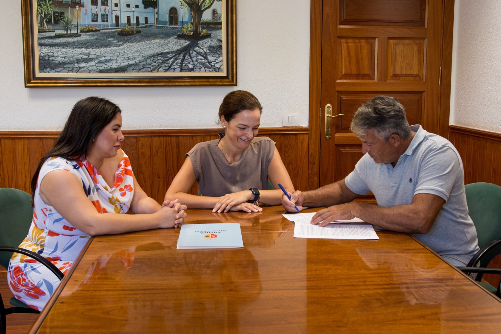 El Ayuntamiento de Arona ha aprobado la concesión de subvenciones para impulsar el sector pesquero artesanal en el municipio. Se han firmado dos convenios de colaboración que suman una inversión total de 42.000 euros.
En la Junta de Gobierno de este martes, se acordó la concesión de subvenciones a la Asociación de Armadores de Pesca Profesional Artesanal, Artes Menores y Atunero Cañero de ámbito nacional ‘San Casiano’ de Las Galletas y la Cofradía de Pescadores Nuestra Señora de las Mercedes de Los Cristianos.
A través del Área de Promoción Económica, Empleo y Sector Primario, se busca fortalecer el sector pesquero artesanal con una inversión destinada a apoyar a las entidades representativas del sector y mejorar la comercialización del pescado fresco local.
El convenio con la Cofradía de Pescadores Nuestra Señora de las Mercedes de Los Cristianos incluye una subvención para mejorar el equipamiento del puesto de primera venta de Los Cristianos.