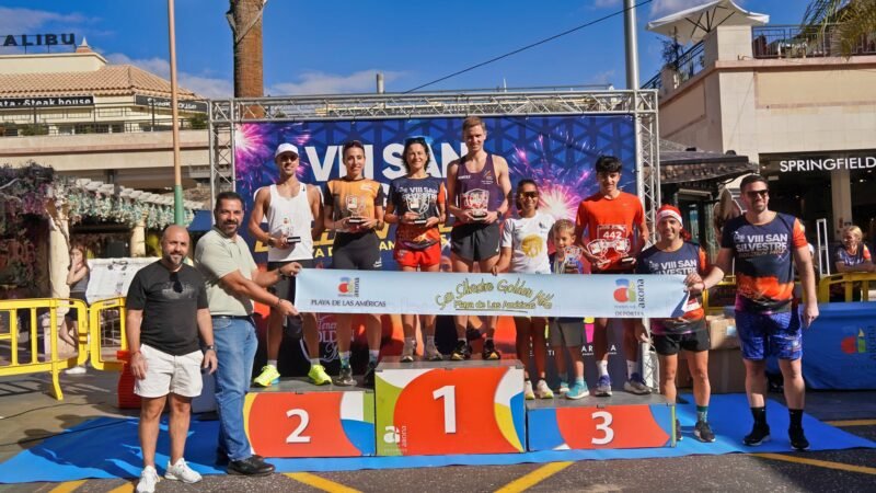 Arona celebra la San Silvestre Golden Mile en Playa de Las Américas

La San Silvestre Golden Mile de Playa de Las Américas fue todo un éxito este año, con la participación de novecientos corredores en un día soleado y perfecto para la competición. La italiana Valentina Pelosi y el noruego Ola Sakshaug se llevaron la victoria en esta carrera icónica.

Con una temperatura ideal de 24 grados y un cielo despejado, Playa de Las Américas fue el escenario perfecto para este evento deportivo. Los corredores y espectadores disfrutaron de una experiencia inolvidable en este enclave turístico.

En la categoría femenina, Valentina Pelosi fue la ganadora con un tiempo de 19:25, mientras que Ola Sakshaug se llevó la victoria en la categoría masculina con un tiempo de 15:46. Ambos atletas demostraron un rendimiento sobresaliente y se convirtieron en los protagonistas del día.

La jornada comenzó con las carreras infantiles, que contaron con una gran participación y entusiasmo por parte de los más pequeños. Este evento familiar promovió la unión deportiva en una de las zonas más emblemáticas de la isla.

La alta demanda para participar en esta edición se reflejó en el récord de inscripciones, agotando las plazas disponibles antes del cierre oficial del periodo de inscripción.