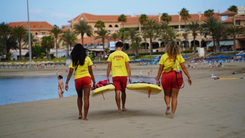 Además, se establecen medidas para garantizar la accesibilidad universal en las playas, con la presencia de personal especializado y la adecuación de infraestructuras. Asimismo, se impulsarán acciones para promover la sostenibilidad y el respeto al medio ambiente en el litoral aronero.

Con esta aprobación, el Ayuntamiento de Arona muestra su compromiso con la seguridad y la calidad de los servicios públicos, apostando por la mejora continua y la excelencia en la gestión de sus recursos. Se espera que la nueva contratación contribuya a reforzar la imagen de Arona como destino turístico de calidad y a garantizar el bienestar de quienes disfrutan de sus playas.

En definitiva, los nuevos pliegos del servicio de vigilancia, salvamento y asistencia en el litoral representan un paso adelante en la modernización y la eficiencia de la gestión municipal, con el objetivo de ofrecer un servicio óptimo a la ciudadanía y de seguir potenciando el atractivo de Arona como destino turístico.