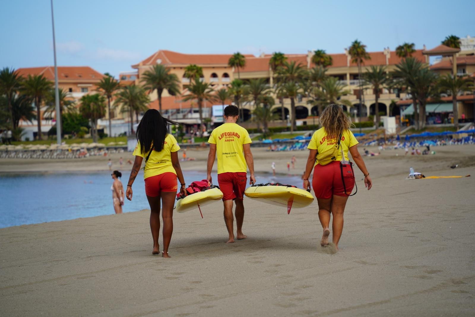 Además, se establecen medidas para garantizar la accesibilidad universal en las playas, con la presencia de personal especializado y la adecuación de infraestructuras. Asimismo, se impulsarán acciones para promover la sostenibilidad y el respeto al medio ambiente en el litoral aronero.

Con esta aprobación, el Ayuntamiento de Arona muestra su compromiso con la seguridad y la calidad de los servicios públicos, apostando por la mejora continua y la excelencia en la gestión de sus recursos. Se espera que la nueva contratación contribuya a reforzar la imagen de Arona como destino turístico de calidad y a garantizar el bienestar de quienes disfrutan de sus playas.

En definitiva, los nuevos pliegos del servicio de vigilancia, salvamento y asistencia en el litoral representan un paso adelante en la modernización y la eficiencia de la gestión municipal, con el objetivo de ofrecer un servicio óptimo a la ciudadanía y de seguir potenciando el atractivo de Arona como destino turístico.