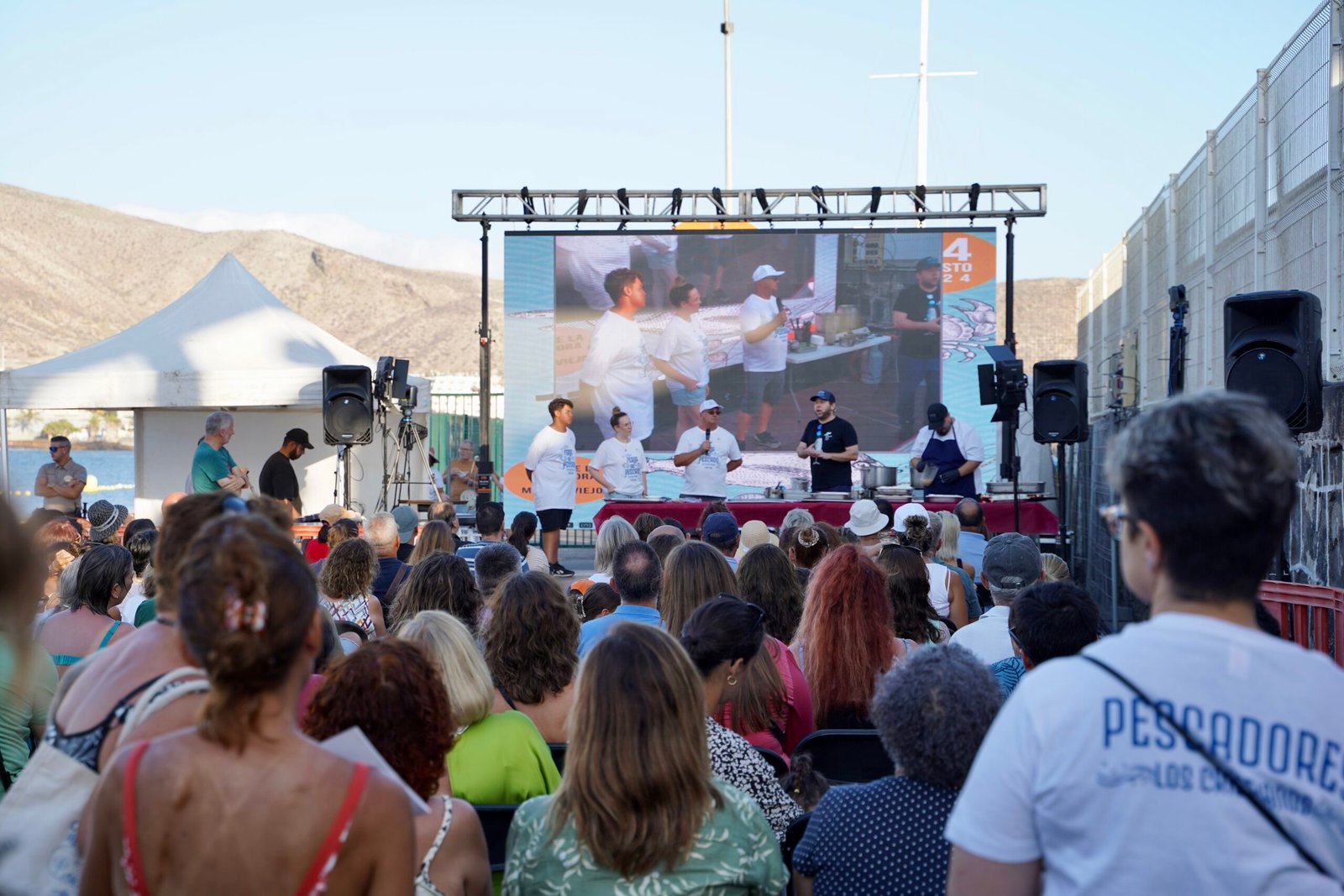 Además, los asistentes podrán disfrutar de demostraciones culinarias a cargo de reconocidos chefs, como el chef con estrella Michelin, David Pérez, y degustar una amplia variedad de platos elaborados con pescado fresco de la zona. Asimismo, habrá actividades para los más pequeños, como la elaboración de pulseras con nudos marineros o la creación de manualidades con motivos marinos.
La Feria del Pescado 2025 se enmarca en el compromiso del Ayuntamiento de Arona por promover la cultura pesquera y potenciar el sector primario en el municipio, fomentando el consumo de pescado fresco y de calidad, y destacando la importancia de la pesca sostenible y responsable en la isla de Tenerife.
La jornada concluirá con el tradicional acto de entrega de premios a los participantes en el concurso de gastronomía marinera y con una gran paella popular elaborada con pescado fresco de la lonja de Los Cristianos. Sin duda, la XI Feria del Pescado promete ser un evento inolvidable para todos los amantes de la gastronomía y la cultura marinera.