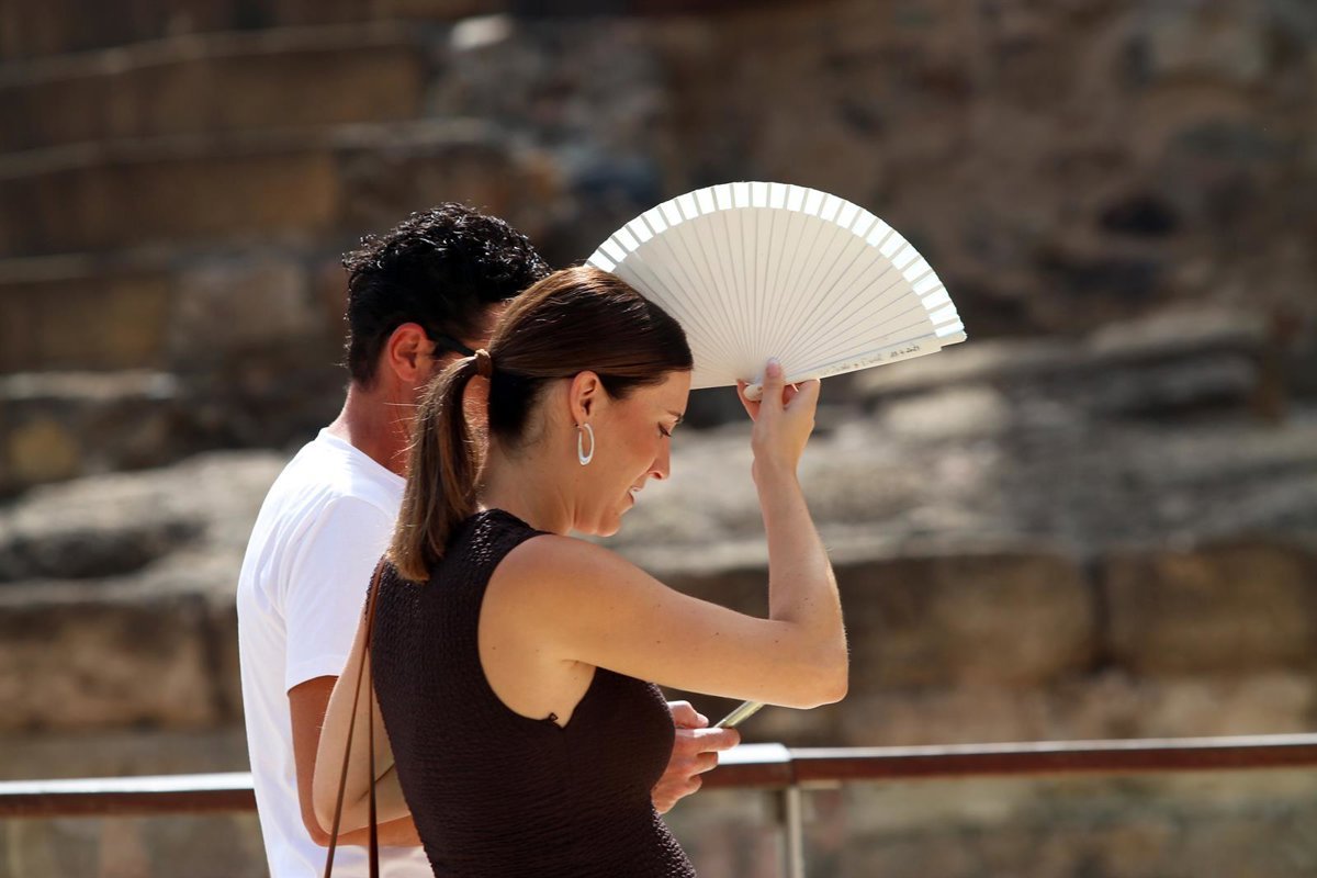 Alerta por altas temperaturas en Tenerife y Gran Canaria con máximas de hasta 39 grados.