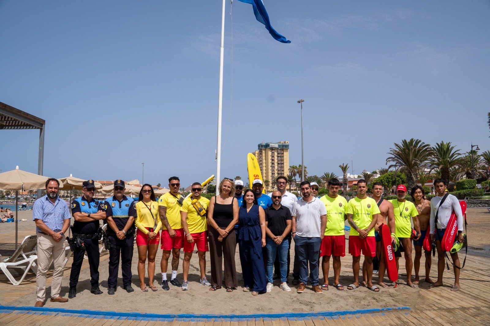 Arona celebra la obtención de la Bandera Azul en sus playas
En un acto oficial, Arona ha izado la Bandera Azul en las playas de Las Vistas y Los Cristianos, certificando la calidad de las aguas, la seguridad y los excelentes servicios que ofrecen a los visitantes.
Este reconocimiento internacional, otorgado por la Asociación de Educación Ambiental y del Consumidor (Adeac), destaca la excelencia de las playas aroneras. La ceremonia de izar la Bandera Azul tuvo lugar en la Playa de Las Vistas, contando con la presencia de autoridades locales.
Los criterios para obtener la Bandera Azul incluyen la información y educación ambiental, la calidad del agua y el cumplimiento de normativas relativas al tratamiento de aguas residuales urbanas. Además, se valoran aspectos como la accesibilidad para personas con discapacidad y la disponibilidad de equipos de primeros auxilios.
Las playas de Arona se destacan por su compromiso con la sostenibilidad y la excelencia en los servicios ofrecidos a los visitantes, convirtiéndolas en destinos turísticos de alta calidad en la isla.