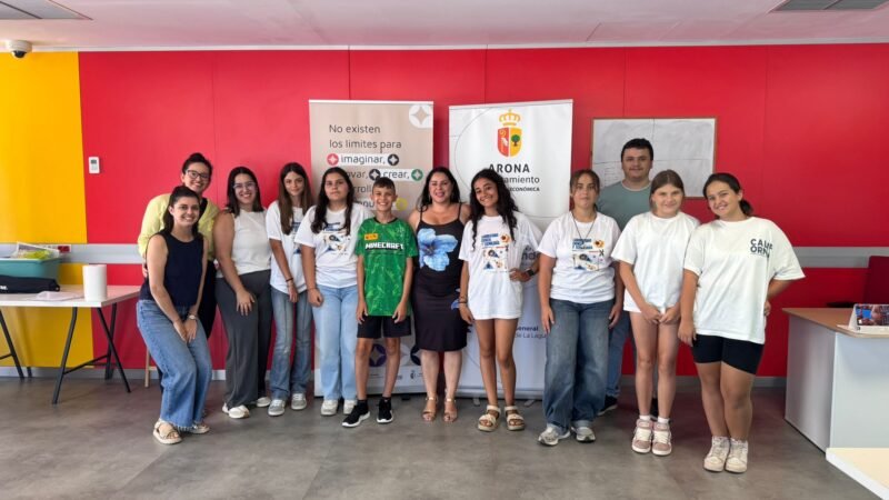 Arona concluye con éxito la quinta edición del Laboratorio de Verano de Ciencia y Tecnología ARN Innova en la modalidad de Secundaria

El Laboratorio de Verano de Ciencia y Tecnología ARN Innova, organizado por el Ayuntamiento de Arona y la Universidad de La Laguna (ULL), ha finalizado con gran éxito su quinta edición dirigida al alumnado de Secundaria del municipio sureño. Durante tres días, del 30 de julio al 1 de agosto, los estudiantes participaron en diversas actividades científicas y tecnológicas con el objetivo de fomentar vocaciones en estos campos.

Este programa, impulsado por el Ayuntamiento de Arona y la ULL a través del Área de Promoción Económica y la Unidad de Cultura Científica y de la Innovación (CienciaULL), ofreció a los alumnos de 1º y 2º de la ESO la oportunidad de asistir a talleres como «Parasitología», «Matemáticas en acción» y «Paleontología», impartidos por investigadores de la ULL y el equipo técnico de CienciaULL. Además, se llevaron a cabo actividades sobre comunicación científica y pensamiento computacional para brindar una visión amplia del trabajo en ciencia.

La concejala del Área de Promoción Económica y Empleo de Arona, Melania Santos, destacó la importancia de esta iniciativa para acercar la ciencia a los jóvenes de una manera práctica y divertida, fuera del entorno escolar tradicional. Por su parte, Haridian González, coordinadora del Laboratorio de Verano, señaló la importancia de despertar vocaciones y motivar a los estudiantes a seguir estudios superiores.

Los talleres de «Parasitología» y «Paleontología» fueron impartidos por investigadoras del Instituto Universitario de Enfermedades Tropicales y Salud Pública de Canarias, quienes resaltaron la oportunidad de acercar la ciencia a los jóvenes y mostrarles la labor científica que se desarrolla en Canarias. En el caso de la modalidad de Primaria, que tuvo lugar del 23 al 25 de julio, participaron 20 escolares en actividades educativas y divertidas. Al igual que en ediciones anteriores, la quinta convocatoria del Laboratorio de Verano de Ciencia y Tecnología ARN Innova mantuvo su enfoque lúdico y experimental, ofreciendo a los jóvenes la oportunidad de acercarse a la ciencia de manera práctica y entretenida.

Desde su inicio en 2020, este laboratorio se ha convertido en una experiencia educativa destacada en el municipio, con una creciente participación y una programación renovada cada año.

Además, esta iniciativa forma parte de las actividades previas a la Noche Europea de los Investigadores e Investigadoras de la Macaronesia 2025 (MacaroNight), que se llevará a cabo del 22 al 26 de septiembre.

Para obtener más información sobre las próximas actividades del programa ARN Innova, puedes consultar la página web oficial del Ayuntamiento de Arona y CienciaULL.