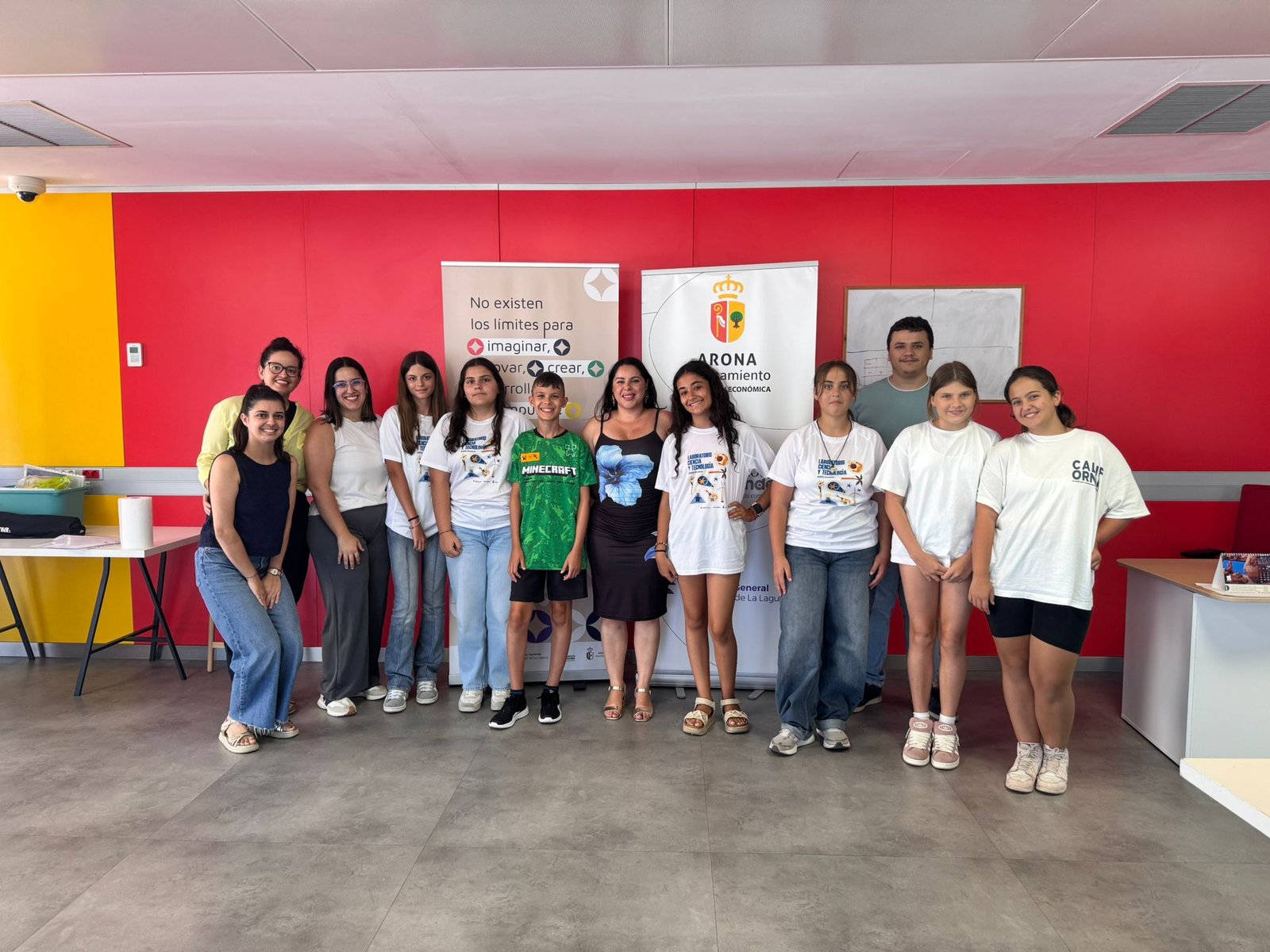 Arona concluye con éxito la quinta edición del Laboratorio de Verano de Ciencia y Tecnología ARN Innova en la modalidad de Secundaria

El Laboratorio de Verano de Ciencia y Tecnología ARN Innova, organizado por el Ayuntamiento de Arona y la Universidad de La Laguna (ULL), ha finalizado con gran éxito su quinta edición dirigida al alumnado de Secundaria del municipio sureño. Durante tres días, del 30 de julio al 1 de agosto, los estudiantes participaron en diversas actividades científicas y tecnológicas con el objetivo de fomentar vocaciones en estos campos.

Este programa, impulsado por el Ayuntamiento de Arona y la ULL a través del Área de Promoción Económica y la Unidad de Cultura Científica y de la Innovación (CienciaULL), ofreció a los alumnos de 1º y 2º de la ESO la oportunidad de asistir a talleres como «Parasitología», «Matemáticas en acción» y «Paleontología», impartidos por investigadores de la ULL y el equipo técnico de CienciaULL. Además, se llevaron a cabo actividades sobre comunicación científica y pensamiento computacional para brindar una visión amplia del trabajo en ciencia.

La concejala del Área de Promoción Económica y Empleo de Arona, Melania Santos, destacó la importancia de esta iniciativa para acercar la ciencia a los jóvenes de una manera práctica y divertida, fuera del entorno escolar tradicional. Por su parte, Haridian González, coordinadora del Laboratorio de Verano, señaló la importancia de despertar vocaciones y motivar a los estudiantes a seguir estudios superiores.

Los talleres de «Parasitología» y «Paleontología» fueron impartidos por investigadoras del Instituto Universitario de Enfermedades Tropicales y Salud Pública de Canarias, quienes resaltaron la oportunidad de acercar la ciencia a los jóvenes y mostrarles la labor científica que se desarrolla en Canarias. En el caso de la modalidad de Primaria, que tuvo lugar del 23 al 25 de julio, participaron 20 escolares en actividades educativas y divertidas. Al igual que en ediciones anteriores, la quinta convocatoria del Laboratorio de Verano de Ciencia y Tecnología ARN Innova mantuvo su enfoque lúdico y experimental, ofreciendo a los jóvenes la oportunidad de acercarse a la ciencia de manera práctica y entretenida.

Desde su inicio en 2020, este laboratorio se ha convertido en una experiencia educativa destacada en el municipio, con una creciente participación y una programación renovada cada año.

Además, esta iniciativa forma parte de las actividades previas a la Noche Europea de los Investigadores e Investigadoras de la Macaronesia 2025 (MacaroNight), que se llevará a cabo del 22 al 26 de septiembre.

Para obtener más información sobre las próximas actividades del programa ARN Innova, puedes consultar la página web oficial del Ayuntamiento de Arona y CienciaULL.