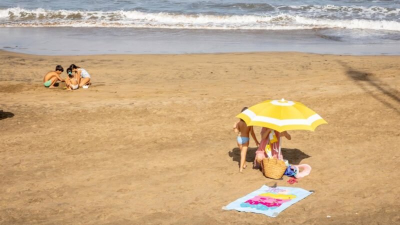 Aviso por calor en 44 provincias, Canarias en nivel rojo.