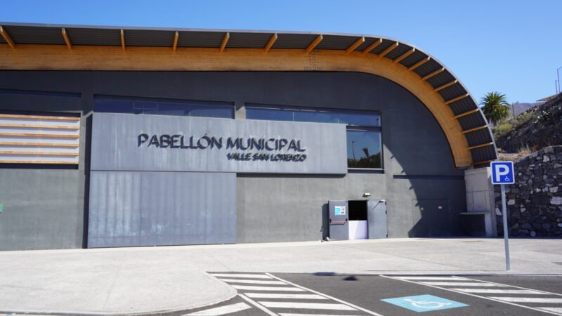 El Ayuntamiento de Arona ha finalizado con éxito la instalación de fibra óptica en el Pabellón de Deportes de Valle San Lorenzo, mejorando significativamente la conectividad en esta infraestructura deportiva. Esta actualización permitirá realizar retransmisiones en directo, entrenamientos virtuales y brindar un servicio de mayor calidad a usuarios y entidades deportivas.

La conexión a la red de fibra óptica municipal representa un avance importante en la modernización del pabellón, al integrarse en la red de autoprestación del ayuntamiento y fortalecer la calidad de las comunicaciones en el municipio. Entre las ventajas destacadas de esta tecnología se encuentran la posibilidad de realizar transmisiones deportivas en vivo con alta calidad, entrenamientos virtuales, análisis tácticos en tiempo real y actividades digitales avanzadas.

Este avance no solo beneficia a los clubes y equipos que utilizan el pabellón, sino que también brinda mayor visibilidad al deporte local y nuevas oportunidades para destacar el talento de los deportistas de Arona en otras localidades. La conexión de alta velocidad facilita la gestión interna de la instalación, el uso de herramientas digitales por parte del personal técnico y entrenadores, y mejora la experiencia de los espectadores que asisten a eventos deportivos en el pabellón.