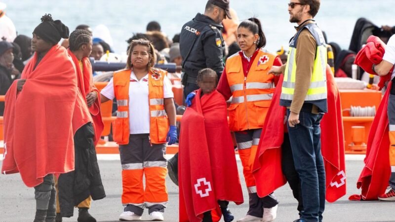 El Gobierno trasladará a Península a cinco menores migrantes malienses este sábado.