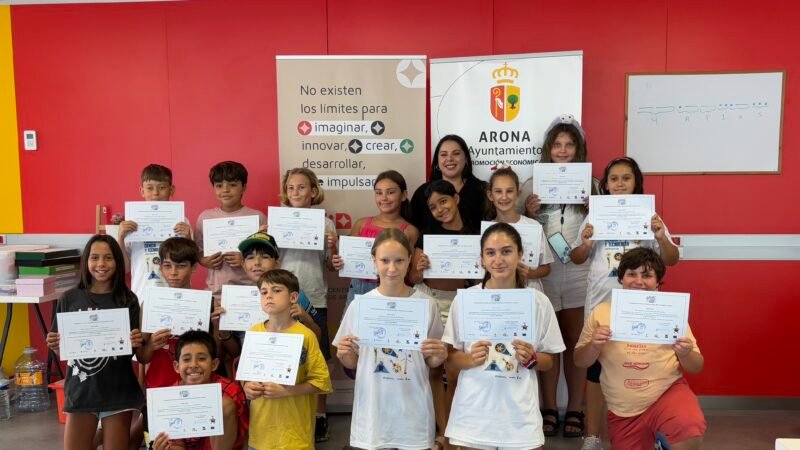El Laboratorio de Verano de Ciencia y Tecnología ARN Innova despide con éxito su quinta edición

Veinte estudiantes de Primaria del municipio de Arona han culminado su participación en la V edición del Laboratorio de Verano de Ciencia y Tecnología ARN Innova, una iniciativa que busca fomentar las vocaciones científicas y tecnológicas entre la juventud local. Durante tres días, del 23 al 25 de julio, los alumnos de 4º, 5º y 6º de primaria disfrutaron de talleres sobre matemáticas, energías renovables y paleontología, entre otros temas, impartidos por investigadores de la Universidad de La Laguna. 

La concejala Melania Santos González acompañó a los estudiantes en la jornada inaugural y en la clausura del evento. La quinta edición del Laboratorio de Verano mantuvo su enfoque lúdico y experimental, proporcionando a los alumnos una experiencia práctica y divertida para explorar el conocimiento científico. La próxima edición, dirigida a estudiantes de Secundaria, se llevará a cabo del 30 de julio al 1 de agosto con talleres sobre parasitología, matemáticas y paleontología, además de actividades de comunicación científica y pensamiento computacional.

Desde su inicio en 2020, el Laboratorio de Verano ARN Innova se ha consolidado como una experiencia educativa destacada en el municipio, con una creciente participación y una programación actualizada anualmente. Esta iniciativa forma parte del programa ARN Innova, que promueve la innovación empresarial en Arona en colaboración con la Universidad de La Laguna.