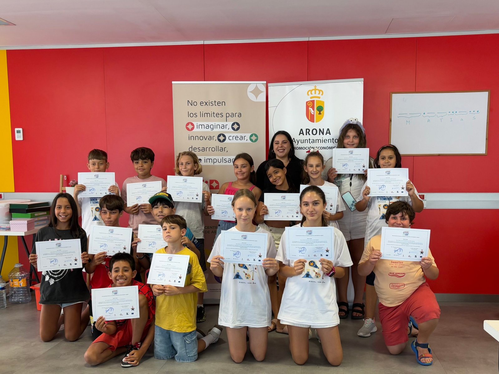 El Laboratorio de Verano de Ciencia y Tecnología ARN Innova despide con éxito su quinta edición

Veinte estudiantes de Primaria del municipio de Arona han culminado su participación en la V edición del Laboratorio de Verano de Ciencia y Tecnología ARN Innova, una iniciativa que busca fomentar las vocaciones científicas y tecnológicas entre la juventud local. Durante tres días, del 23 al 25 de julio, los alumnos de 4º, 5º y 6º de primaria disfrutaron de talleres sobre matemáticas, energías renovables y paleontología, entre otros temas, impartidos por investigadores de la Universidad de La Laguna. 

La concejala Melania Santos González acompañó a los estudiantes en la jornada inaugural y en la clausura del evento. La quinta edición del Laboratorio de Verano mantuvo su enfoque lúdico y experimental, proporcionando a los alumnos una experiencia práctica y divertida para explorar el conocimiento científico. La próxima edición, dirigida a estudiantes de Secundaria, se llevará a cabo del 30 de julio al 1 de agosto con talleres sobre parasitología, matemáticas y paleontología, además de actividades de comunicación científica y pensamiento computacional.

Desde su inicio en 2020, el Laboratorio de Verano ARN Innova se ha consolidado como una experiencia educativa destacada en el municipio, con una creciente participación y una programación actualizada anualmente. Esta iniciativa forma parte del programa ARN Innova, que promueve la innovación empresarial en Arona en colaboración con la Universidad de La Laguna.