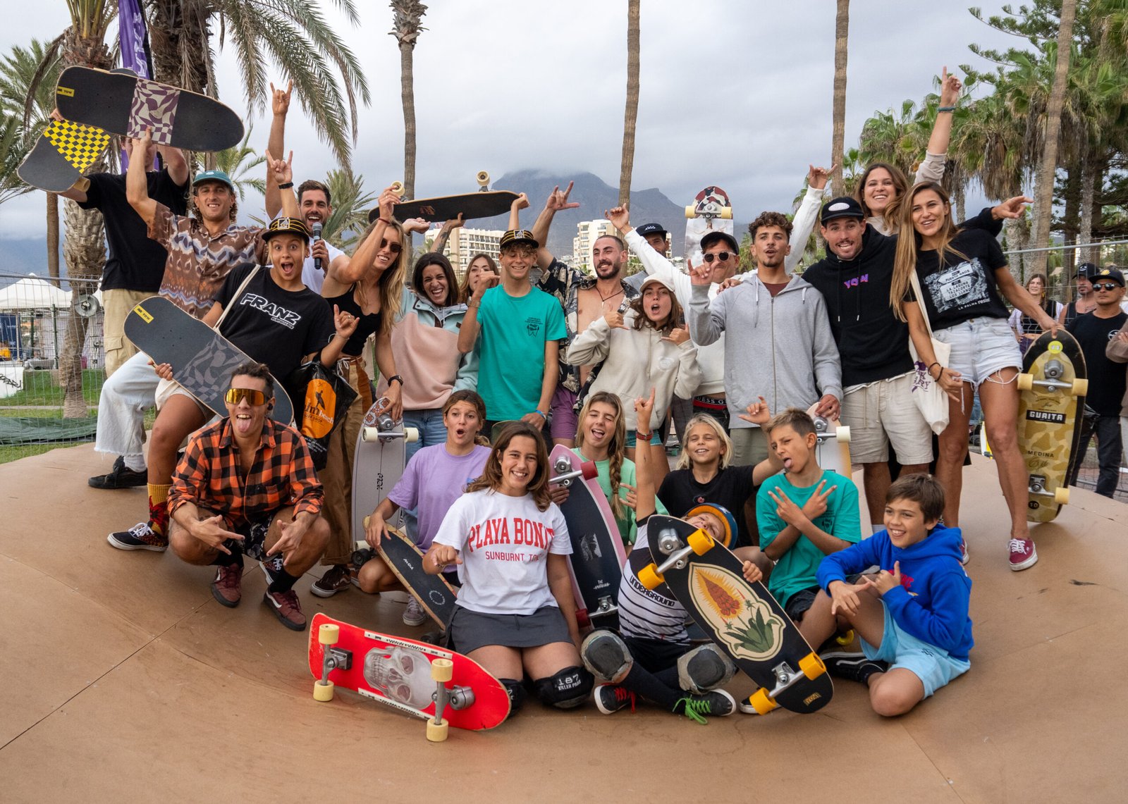 El Oakberry Surfskate Edition brilla en el Spring Surfest Las Américas Pro
El domingo pasado, Las Américas se llenó de skaters disfrutando de la waveramp habilitada en la zona marítima.
El Spring Surfest Las Américas Pro de Tenerife se encuentra en su ecuador, destacando la modalidad de Surf Skate como protagonista principal.
La escuela Guaita Surf Skate y Oakberry Açaí Bowls organizaron una competición que atrajo a skaters de todas las edades, sumándose a la variada lista de actividades que ofrece el festival de surf más importante de la recta final del año.
El paseo de Las Américas, en Arona, ha sido el epicentro de Tenerife durante el mes de noviembre, consolidando su posición como referencia en la isla.
El programa completo con todas las actividades disponibles para los interesados se puede consultar en la página web oficial del evento www.lasamericassurfpro.com y en el Instagram oficial @lasamericasurfpro.
Este evento no sería posible sin el apoyo de los patrocinadores.