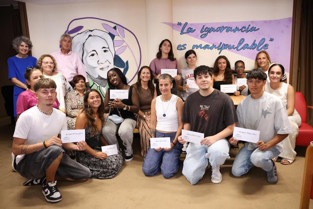 Felicitan a la Asociación Mercedes Medina Díaz por entrega de becas anuales