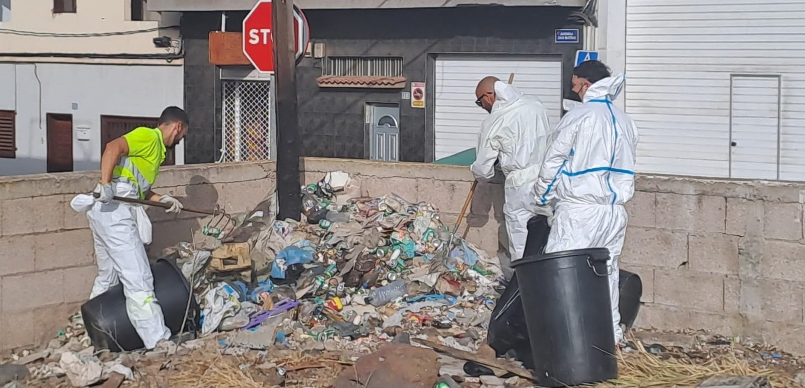 Intensifican limpieza de solares abandonados en La Laguna para seguridad vecinal.