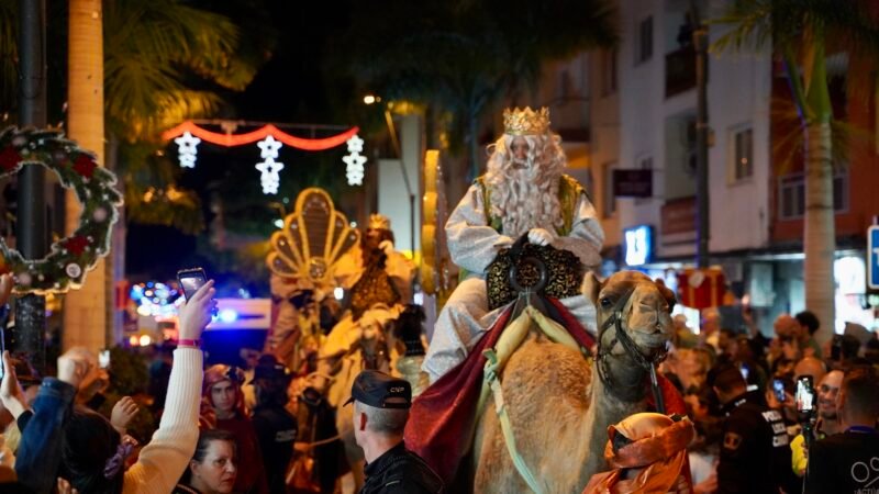La Gran Cabalgata de Sus Majestades los Reyes Magos estrena horario y recorrido en Los Cristianos

Atendiendo a criterios de seguridad y comodidad, el desfile se iniciará a las 18:30 horas en la Avenida Juan Carlos I y culminará, como es tradición, en el exterior del Centro Cultural de Los Cristianos

Arona Casco acogerá la ‘Mañana Infantil de Reyes’ y el recibimiento de sus Majestades los Reyes Magos

La Gran Cabalgata de Sus Majestades los Reyes Magos de Oriente que se celebrará en Los Cristianos este próximo domingo se realizará en un nuevo horario y por un nuevo recorrido. Así se ha decidido siguiendo criterios estrictamente de seguridad, lo que permitirá a las familias disfrutar del desfile con mayor comodidad y tranquilidad. El adelanto en el horario también beneficiará a la Zona Comercial, puesto que se incentiva la actividad empresarial en un día tan especial para los comercios.

El Ayuntamiento de Arona, a través de las áreas de Seguridad y Fiestas, ha diseñado una jornada mágica. El recorrido de las carrozas con el séquito real se iniciará a las 18:30 horas desde la rotonda de la Avenida Juan Carlos I (Apartamentos Comodoro), discurrirá por esta vía y la Avenida Ámsterdam y culminará, como es tradición, en el exterior del Centro Cultural de Los Cristianos (Plaza del Pescador), en donde tendrá lugar la tradicional recogida de las cartas de los niños y niñas por sus Majestades los Reyes Magos.

La jornada del domingo se iniciará a las 10:00 horas con la ‘Mañana Infantil de Reyes’ con castillos hinchables, talleres, y otras sorpresas. Se desarrollará en la Plaza del Santísimo Cristo de la Salud y la calle Carmen Pérez Moya, ambas situadas en Arona Casco.

A las 12:00 horas está previsto el recibimiento de sus Majestades los Reyes Magos por las autoridades locales y entrega de las llaves mágicas de las casas de los niños y niñas de Arona, acto que se llevará a cabo en la Plaza del Santísimo Cristo de la Salud, Arona Casco.