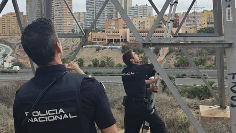 La Policía Nacional ayuda a mujer en torre eléctrica en Las Palmas.