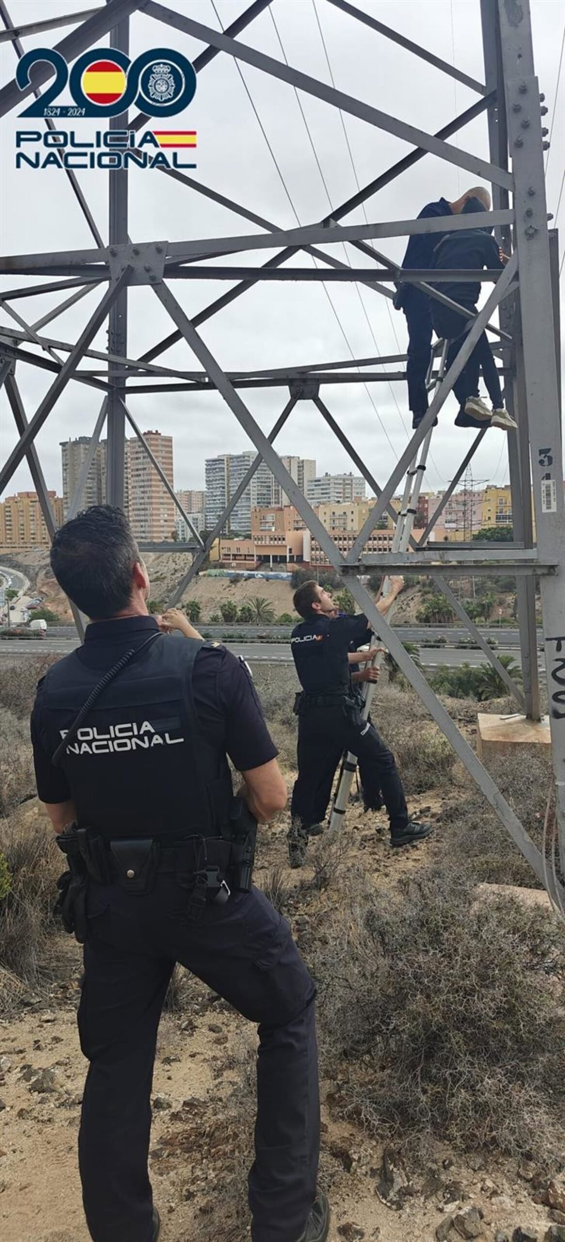 La Policía Nacional ayuda a mujer en torre eléctrica en Las Palmas.