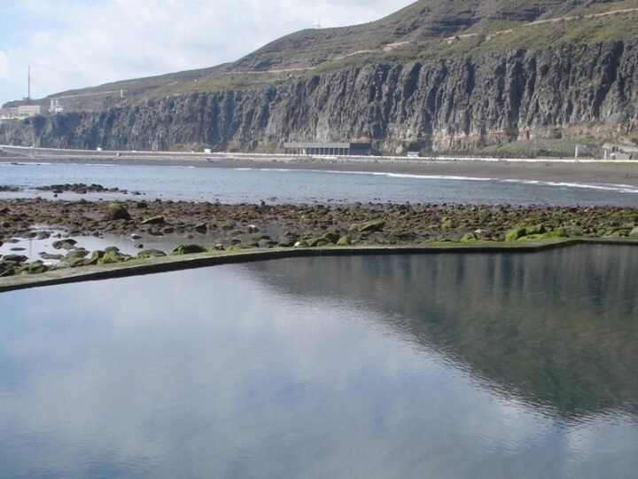 Niño de 13 años rescatado en playa de Las Palmas se golpeó la cabeza y está grave