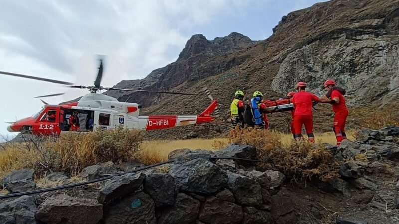 Rescatada en helicóptero del GES tras caída en zona de difícil acceso en Santa Cruz de Tenerife.