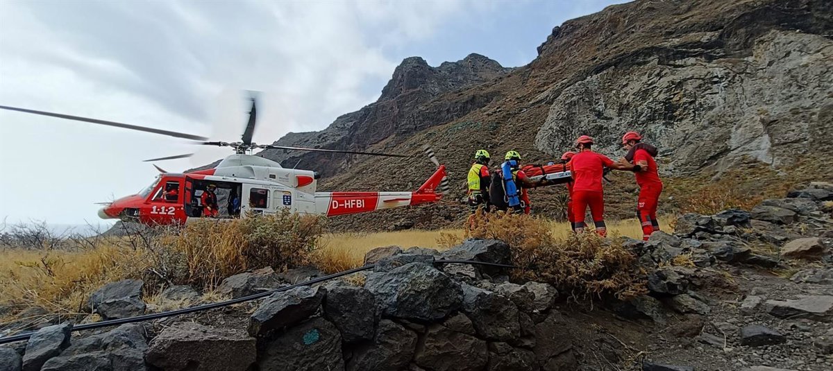 Rescatada en helicóptero del GES tras caída en zona de difícil acceso en Santa Cruz de Tenerife.