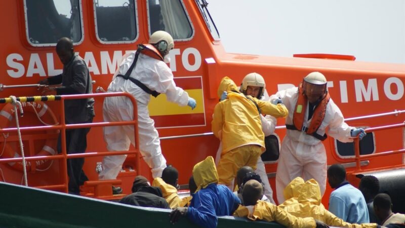 Siete menores migrantes solicitan asilo llegan a la Península desde Canarias en el cuarto traslado de la semana.