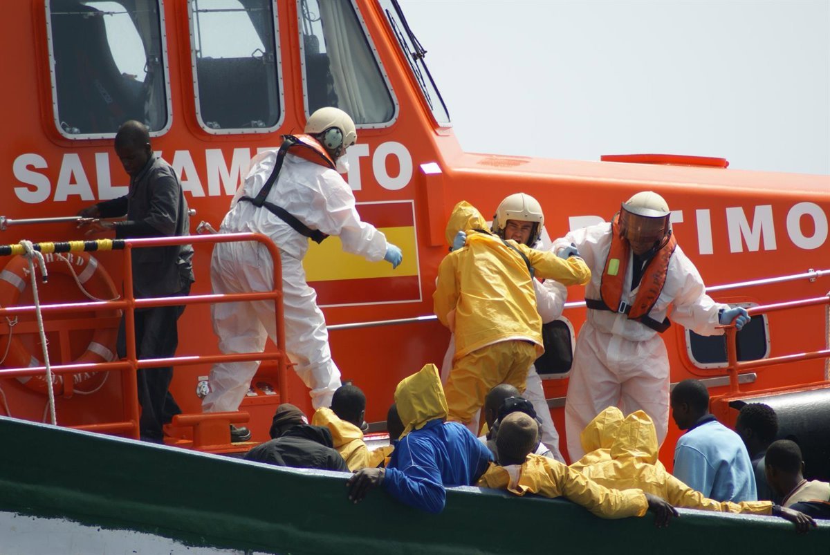 Siete menores migrantes solicitan asilo llegan a la Península desde Canarias en el cuarto traslado de la semana.