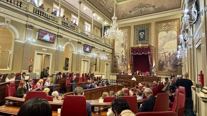 Trámite para declarar salón de plenos del Parlamento canario como monumento a la memoria histórica.