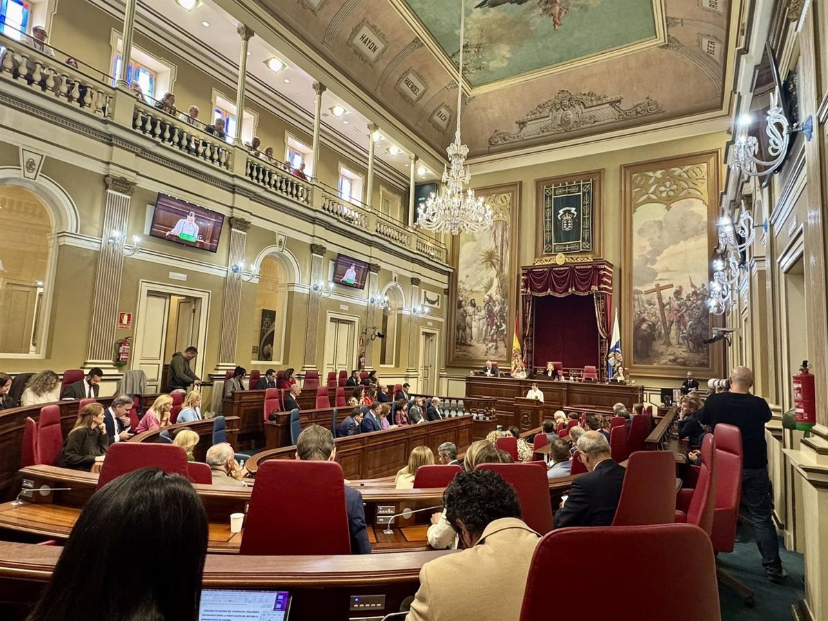 Trámite para declarar salón de plenos del Parlamento canario como monumento a la memoria histórica.