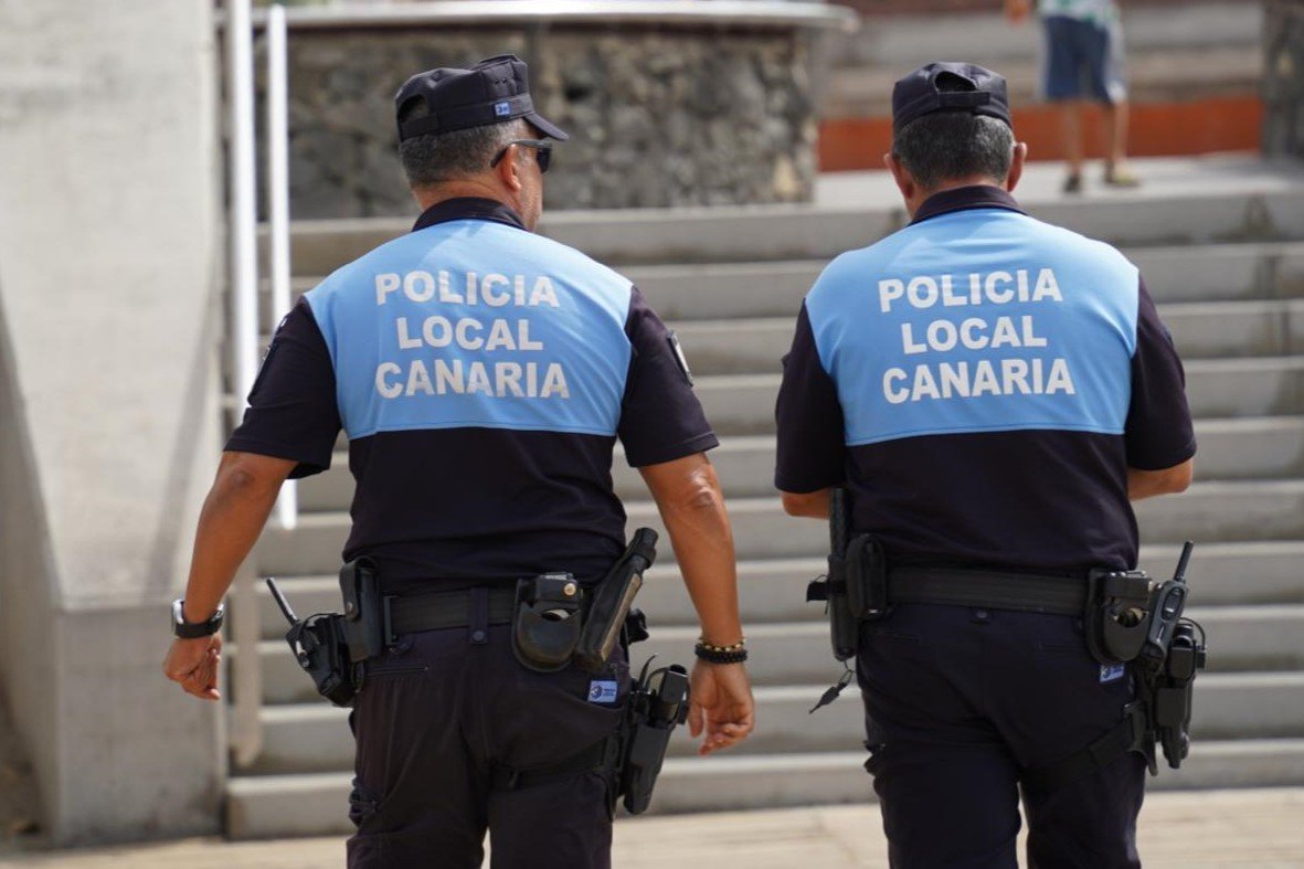 La Policía Local de Arona destaca su compromiso en la lucha contra la violencia

La Policía local de Arona llevó a cabo la detención, el pasado 30 de agosto en Valle San Lorenzo, de un individuo de 49 años por un presunto delito de violencia de género. La intervención se produjo después de que la víctima llamara al Centro Coordinador de Emergencias y Seguridad (CECOES) 112.

Los agentes, al llegar al lugar, fueron alertados por un hijo menor que se encontraba muy ansioso y nervioso en la calle. Este les condujo al segundo piso, donde su madre les esperaba en la puerta, informando que había sido agredida por su pareja.

En el interior de la vivienda, se escuchó una segunda agresión por parte del presunto agresor, momento en el que los agentes intervinieron rápidamente y procedieron a su detención.

Estas agresiones ocurrieron delante de dos hijos menores de la víctima, quienes se vieron afectados por la situación.

El detenido tenía antecedentes por el mismo motivo, fue llevado al Centro Médico y posteriormente a las dependencias policiales para las diligencias correspondientes.

El Ayuntamiento de Arona resalta la labor comprometida de la Policía Local en la lucha contra la violencia de género. Estas acciones demuestran la eficacia, rapidez y sensibilidad con la que actúan los agentes, protegiendo a las víctimas y a sus familias, especialmente cuando hay menores involucrados. La Policía Local de Arona reitera su compromiso en la defensa de los derechos de las mujeres y en la erradicación de la violencia machista en el municipio.
