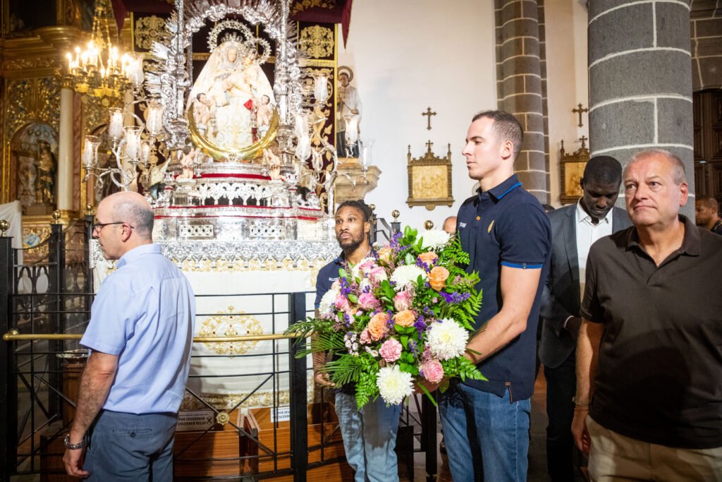 Oferta floral tradicional de El Gran Canaria Basketball Club para la Virgen del Pino