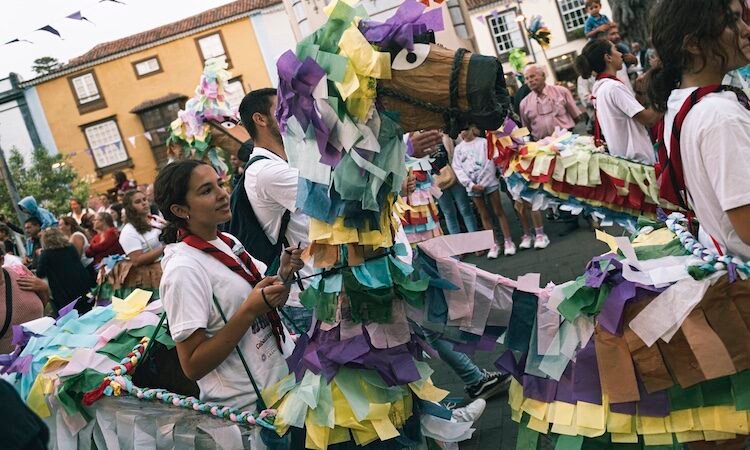 400 escolares y vecinos reviven los Caballitos de Fuego en La Noche del Patrimonio