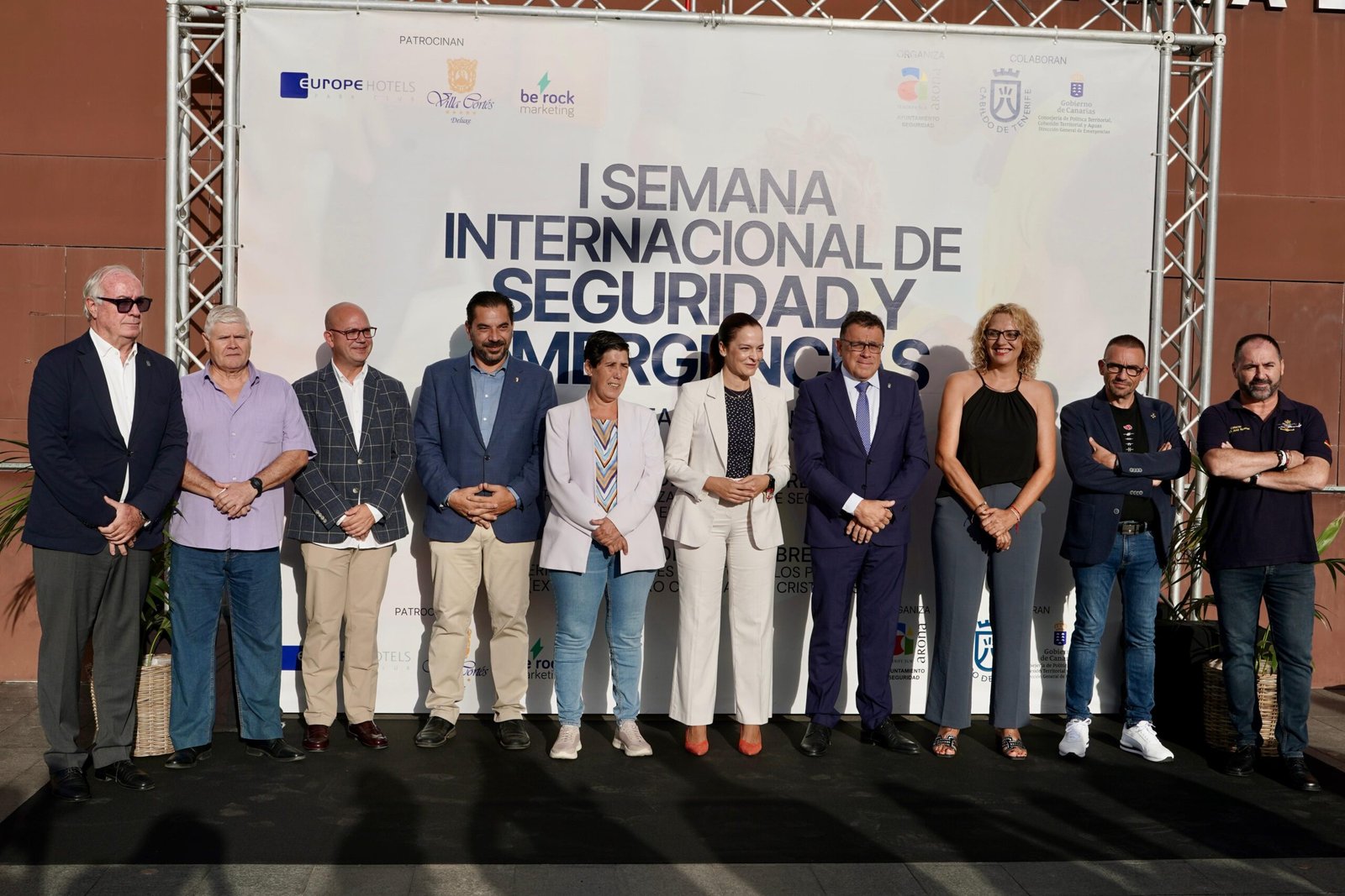 Arona celebra la inauguración de la I Semana Internacional de Seguridad y Emergencias

El Ayuntamiento de Arona ha dado inicio a la I Semana Internacional de Seguridad y Emergencias, en colaboración con el Gobierno de Canarias y el Cabildo de Tenerife. El acto inaugural, que tuvo lugar en el Auditorio Infanta Leonor de Los Cristianos, contó con la presencia de autoridades regionales, insulares y municipales, así como con profesionales de cuerpos de seguridad y emergencias y especialistas en psicología y comunicación de crisis.

Durante la jornada de inauguración, se destacó la importancia de la cooperación y la prevención en materia de seguridad. Tanto el Gobierno de Canarias como el Cabildo de Tenerife enfatizaron la necesidad de profesionalizar las emergencias, fomentar la participación ciudadana en la prevención y autoprotección, y centralizar los servicios de seguridad y emergencias en Canarias.

En este contexto, el Ayuntamiento de Arona reconoció el compromiso con la Seguridad y la atención en Emergencias del Gobierno de Canarias, el Cabildo de Tenerife y la periodista Yaiza Perera. Las actividades de la Semana Internacional de Seguridad y Emergencias continuarán con ponencias sobre intervención en crisis, prevención del suicidio, liderazgo y comunicación en situaciones de emergencia. Además, se llevará a cabo una mesa redonda sobre la preparación de Tenerife ante fenómenos naturales y posibles catástrofes.