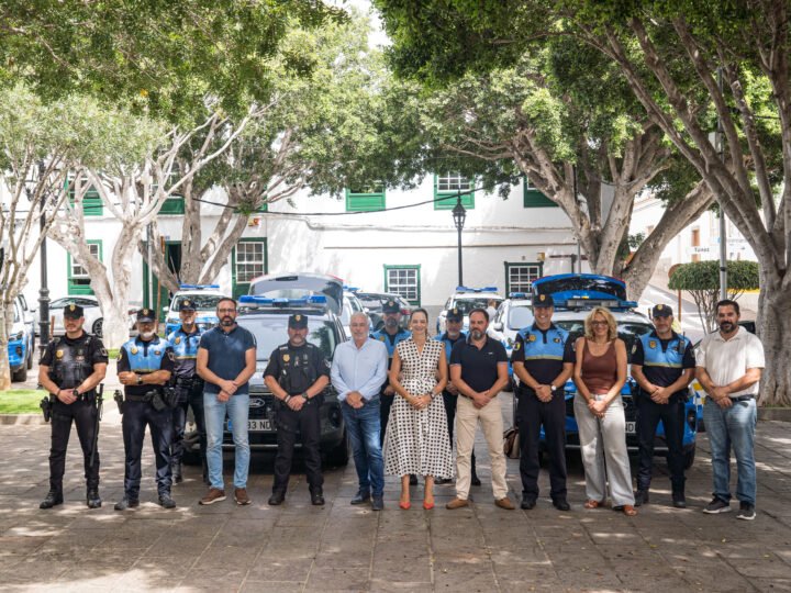 Arona refuerza la seguridad ciudadana con la incorporación de 19 nuevos vehículos para la Policía Local

El Ayuntamiento de Arona ha presentado una nueva flota de 19 vehículos que se suman a la Policía Local, con el objetivo de fortalecer la seguridad pública y brindar a los agentes recursos modernos, eficaces y sostenibles.

La alcaldesa, Fátima Lemes Reverón, y el concejal de Policía, Héctor Reyes, presidieron el acto de presentación en la Plaza del Ayuntamiento, junto a mandos policiales, miembros de la Corporación municipal y representantes de la sociedad civil. Durante la presentación, se destacaron las características y tecnología adaptada de las nuevas unidades.

Estos vehículos, adquiridos mediante renting, han sido cuidadosamente seleccionados y adaptados para el trabajo policial, cumpliendo con las necesidades operativas de la Policía Local.