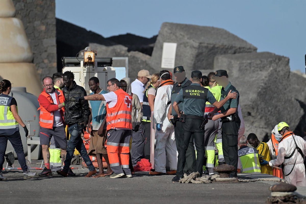 Canarias pide a la UE diferenciar entre menores y adultos migrantes y desplegar Frontex en sus aguas.