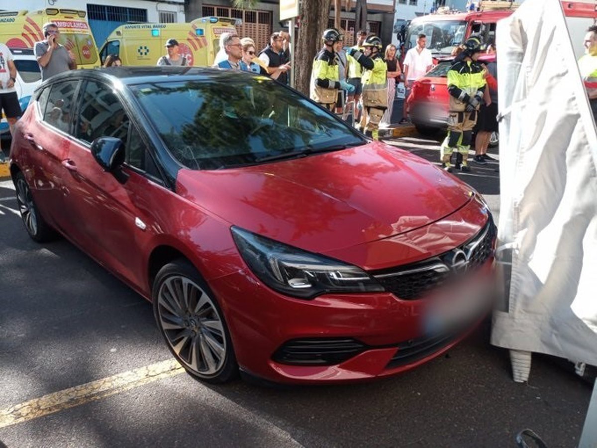 Dos mujeres resultan heridas al ser atropelladas por un coche que se estrella contra una terraza en Santa Úrsula (Tenerife)