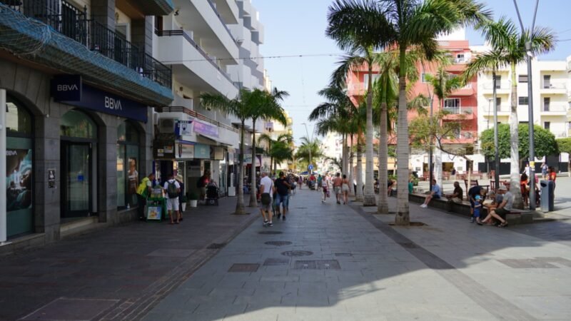 El Ayuntamiento de Arona está promoviendo la dinamización y competitividad de las zonas comerciales abiertas del municipio a través de nuevas subvenciones para el ejercicio 2025. Estas ayudas se destinan a proyectos de promoción, dinamización e innovación tecnológica en Los Cristianos, Las Galletas, Valle San Lorenzo y las medianías de Arona.

Tras la aprobación de las bases reguladoras en sesión plenaria el pasado 24 de abril, el Ayuntamiento puso en marcha la convocatoria de subvenciones, beneficiando a asociaciones como la de Los Cristianos, Las Galletas, Valle San Lorenzo y las Medianías de Arona. Estas asociaciones podrán implementar iniciativas para apoyar el comercio local.

Es la primera vez que estas subvenciones se otorgan en una etapa tan temprana del año, lo que permitirá a las asociaciones beneficiarias tener más tiempo para planificar y ejecutar sus proyectos. El objetivo de estas ayudas es financiar proyectos de promoción, dinamización y competitividad en los principales núcleos comerciales de Arona, con el fin de atraer consumidores, fortalecer la actividad económica y mejorar la vitalidad de estas áreas.

Los gastos subvencionables incluyen acciones de dinamización comercial, promociones específicas y proyectos de innovación tecnológica impulsados por asociaciones de comerciantes y empresarios. Con este programa de ayudas, el Ayuntamiento de Arona reafirma su compromiso con el tejido empresarial del municipio, apostando por la mejora de la competitividad, la innovación y la dinamización de las zonas comerciales abiertas como motor de desarrollo económico y social.