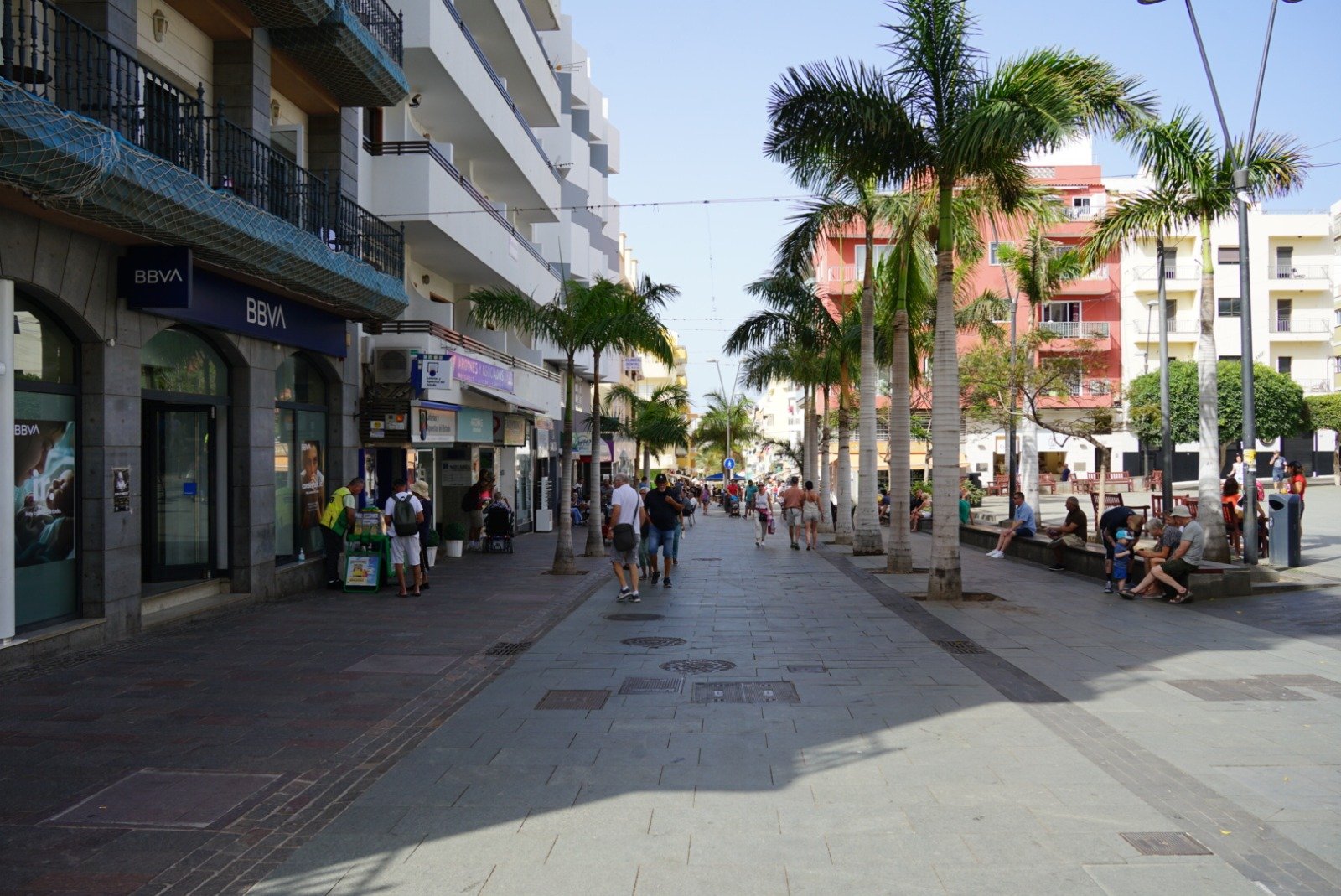 El Ayuntamiento de Arona está promoviendo la dinamización y competitividad de las zonas comerciales abiertas del municipio a través de nuevas subvenciones para el ejercicio 2025. Estas ayudas se destinan a proyectos de promoción, dinamización e innovación tecnológica en Los Cristianos, Las Galletas, Valle San Lorenzo y las medianías de Arona.

Tras la aprobación de las bases reguladoras en sesión plenaria el pasado 24 de abril, el Ayuntamiento puso en marcha la convocatoria de subvenciones, beneficiando a asociaciones como la de Los Cristianos, Las Galletas, Valle San Lorenzo y las Medianías de Arona. Estas asociaciones podrán implementar iniciativas para apoyar el comercio local.

Es la primera vez que estas subvenciones se otorgan en una etapa tan temprana del año, lo que permitirá a las asociaciones beneficiarias tener más tiempo para planificar y ejecutar sus proyectos. El objetivo de estas ayudas es financiar proyectos de promoción, dinamización y competitividad en los principales núcleos comerciales de Arona, con el fin de atraer consumidores, fortalecer la actividad económica y mejorar la vitalidad de estas áreas.

Los gastos subvencionables incluyen acciones de dinamización comercial, promociones específicas y proyectos de innovación tecnológica impulsados por asociaciones de comerciantes y empresarios. Con este programa de ayudas, el Ayuntamiento de Arona reafirma su compromiso con el tejido empresarial del municipio, apostando por la mejora de la competitividad, la innovación y la dinamización de las zonas comerciales abiertas como motor de desarrollo económico y social.